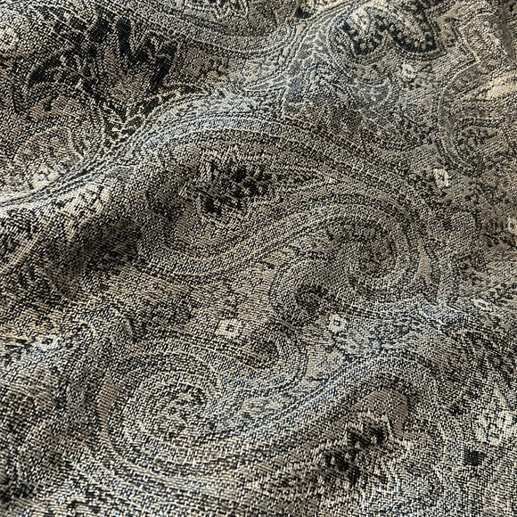 Gorgeous Shawl- 5ft in length! - Picture 2 of 2